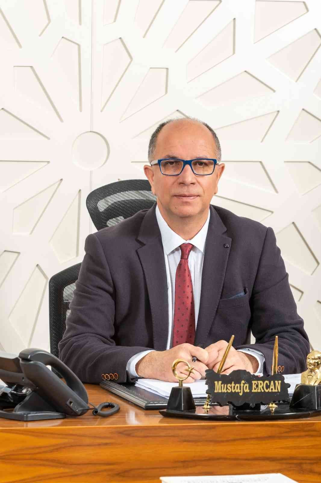 Muğla’da hazırlanan 35 tonluk mermer kaide Sarıkamış Şehitleri’nin yürüyüşe başladığı alana dikildi