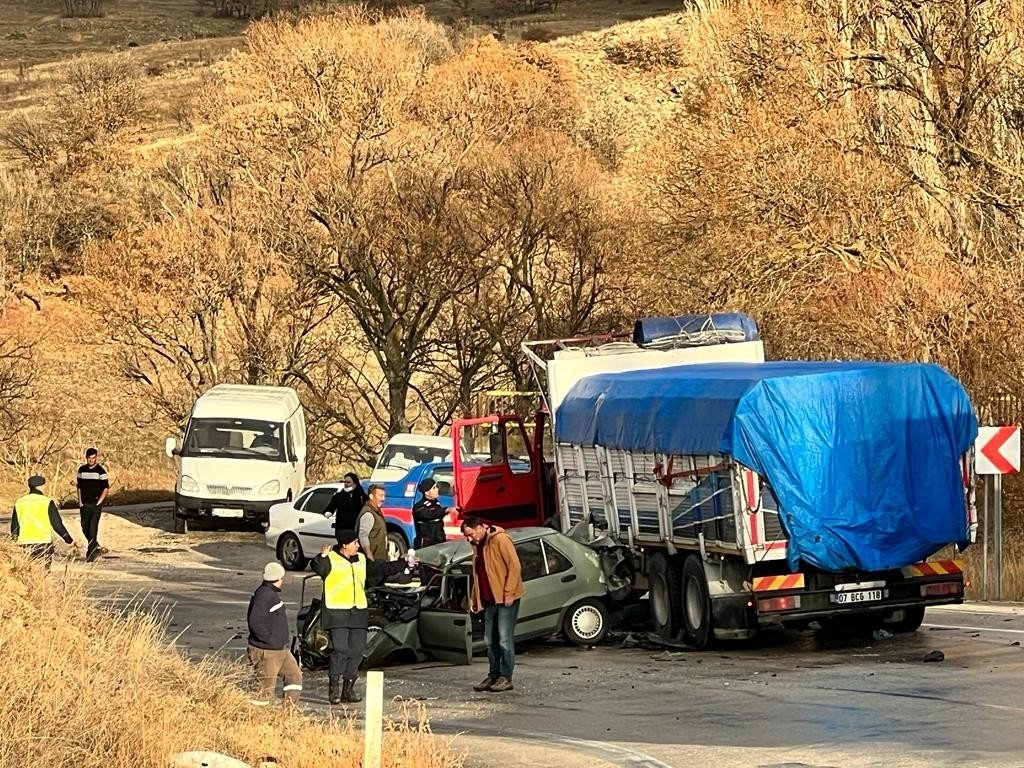 Virajı alamayarak 2 araca çarpan otomobilin sürücüsü yaralandı