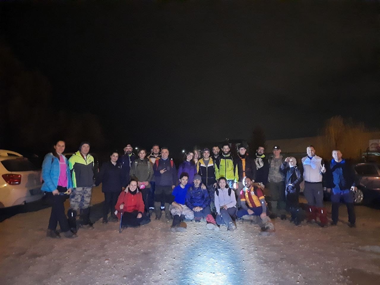 Doğa tutkunları yağmurlu havada 8 kilometre yürüdü