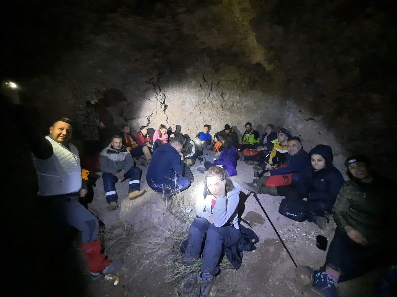 Doğa tutkunları yağmurlu havada 8 kilometre yürüdü