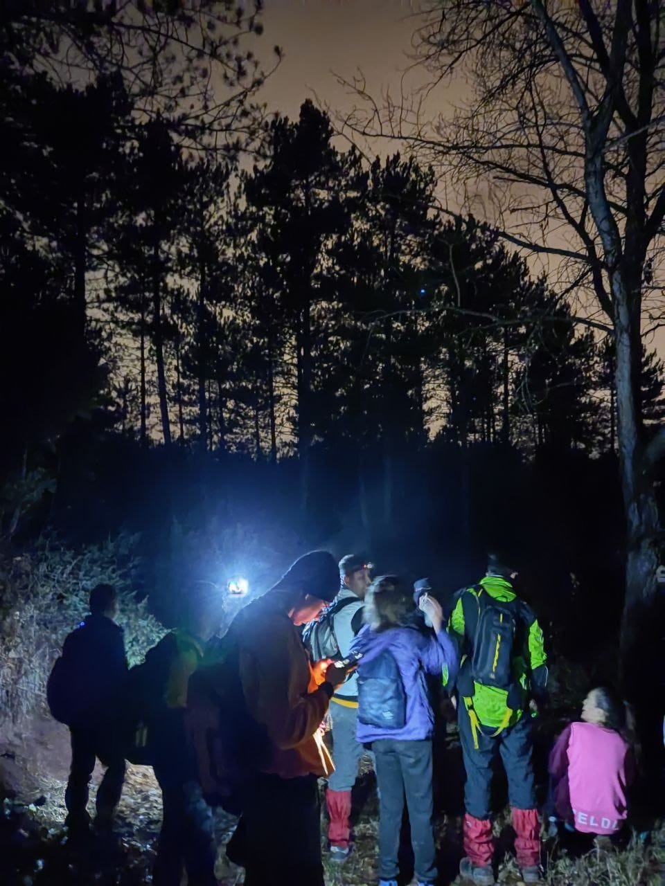 Doğa tutkunları yağmurlu havada 8 kilometre yürüdü