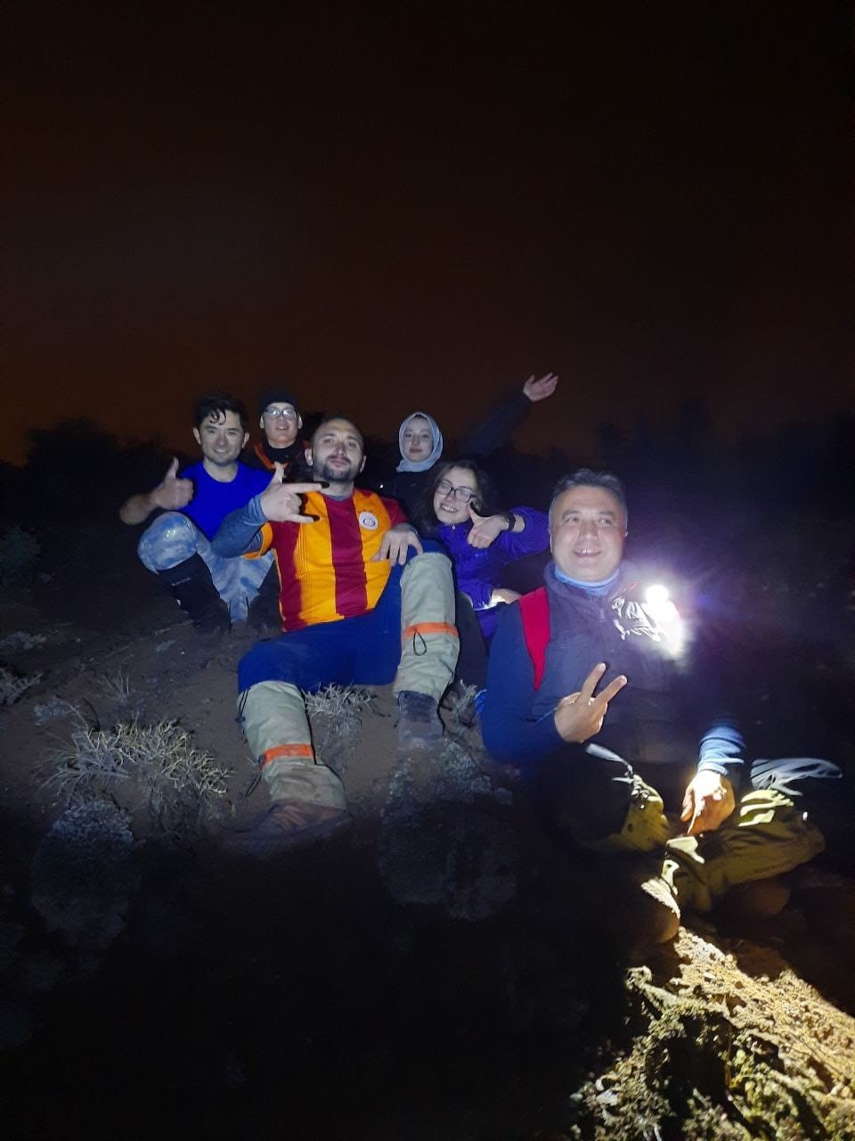 Doğa tutkunları yağmurlu havada 8 kilometre yürüdü