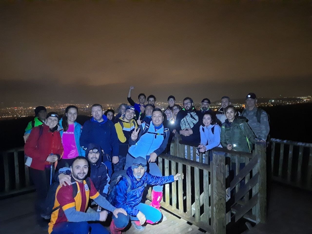 Doğa tutkunları yağmurlu havada 8 kilometre yürüdü