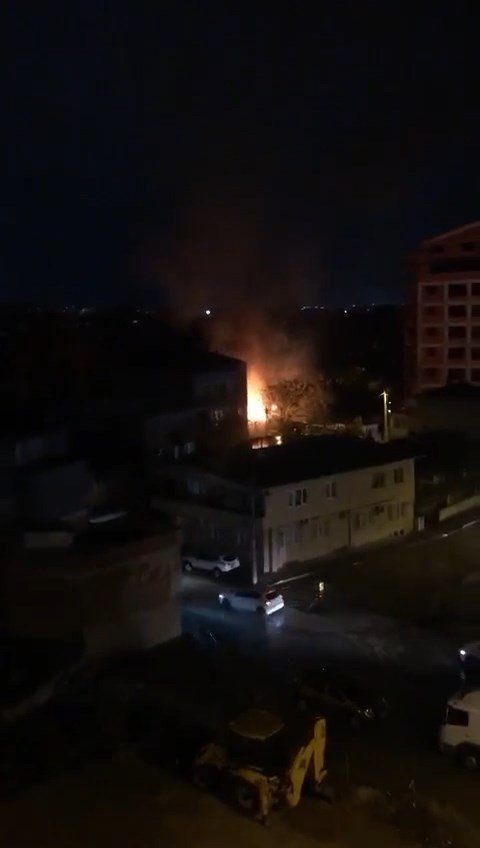 Bursa’da yangın evlere sıçramadan son anda söndürüldü