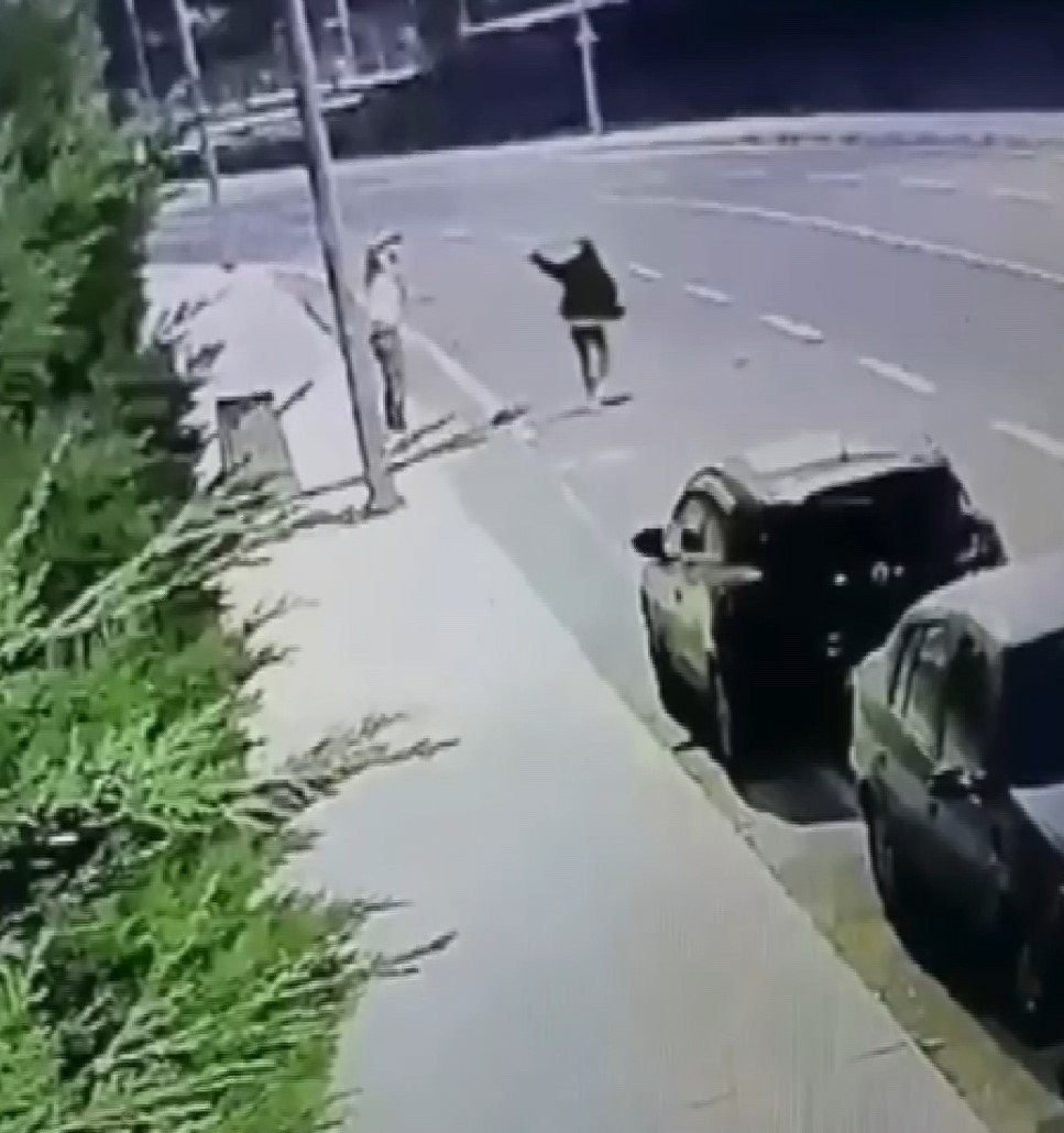 Pendik’te genç kıza sokak ortasında şiddet kamerada