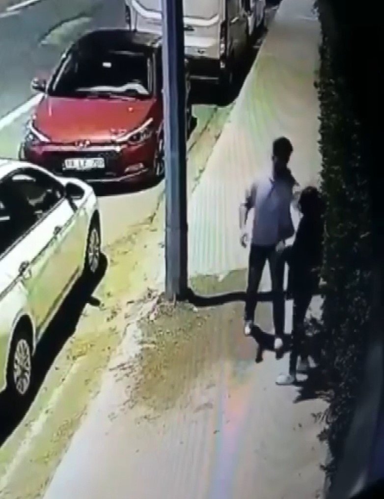 Pendik’te genç kıza sokak ortasında şiddet kamerada