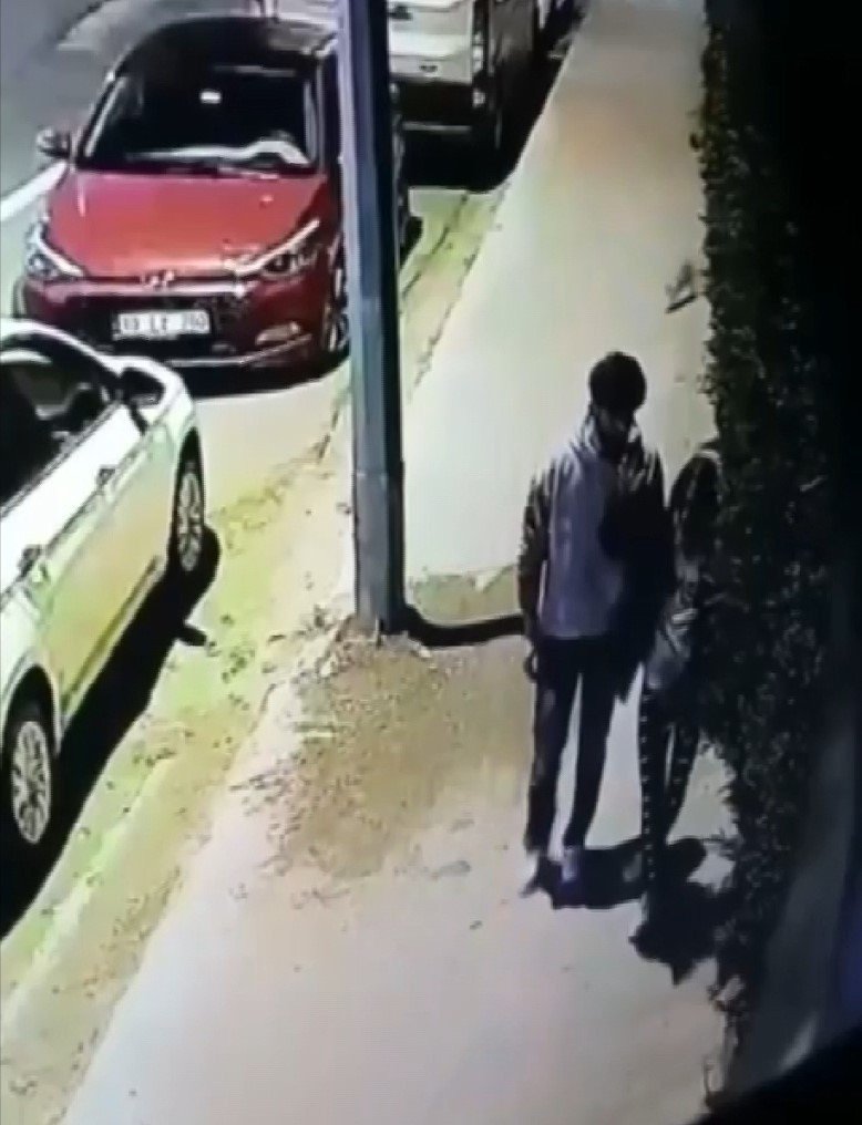Pendik’te genç kıza sokak ortasında şiddet kamerada