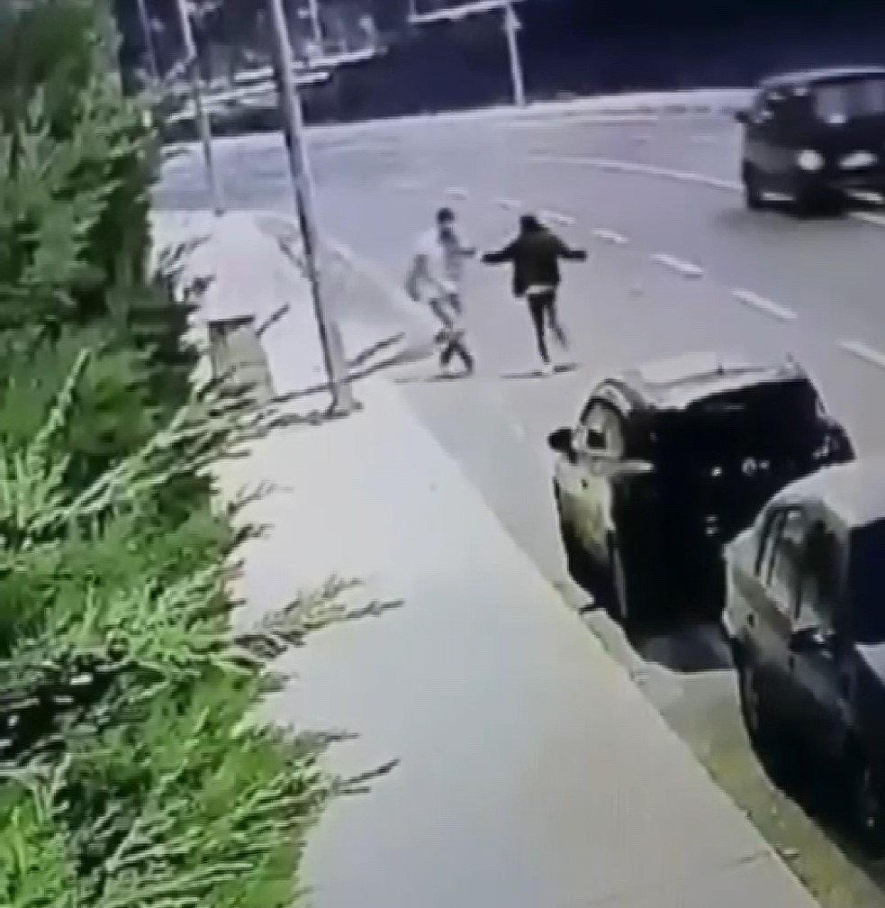 Pendik’te genç kıza sokak ortasında şiddet kamerada