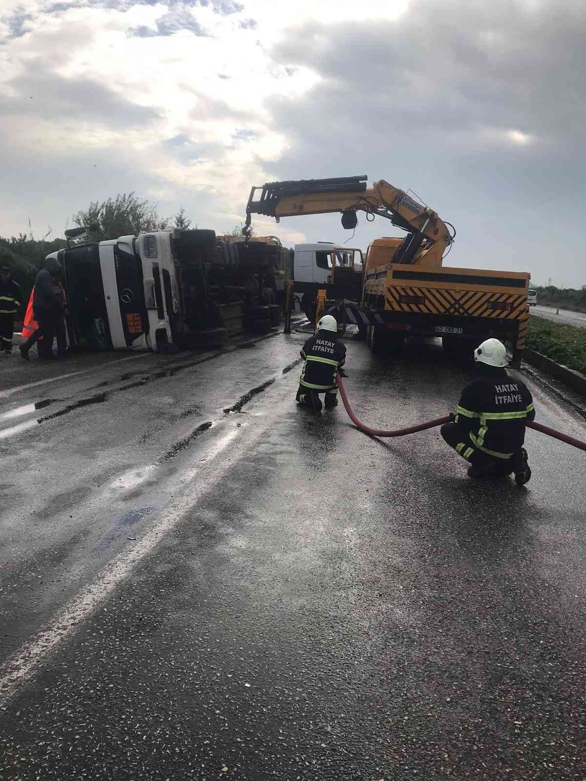 Hatay’da kontrolden çıkan LPG gazı yüklü tanker devrildi