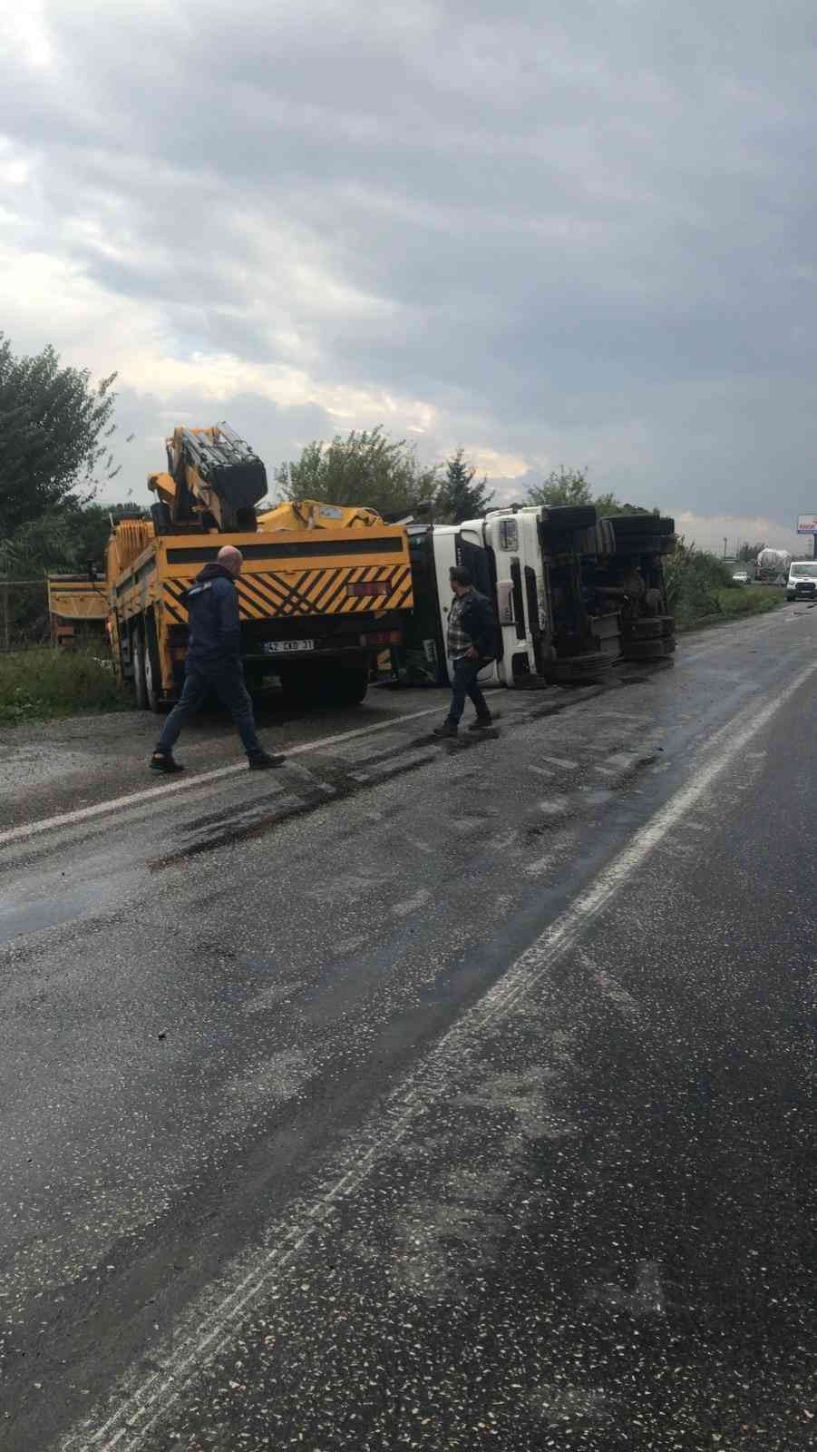 Hatay’da kontrolden çıkan LPG gazı yüklü tanker devrildi
