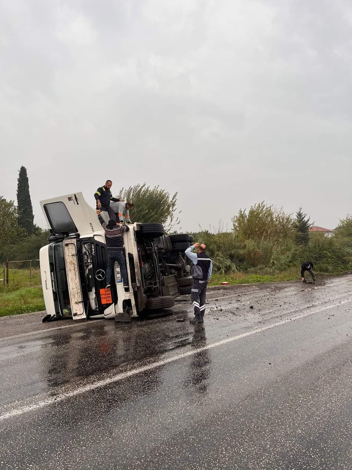 Hatay’da kontrolden çıkan LPG gazı yüklü tanker devrildi