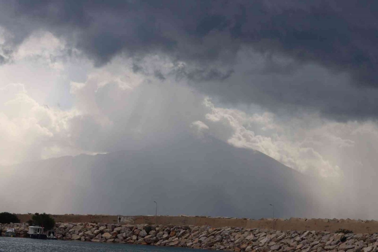 Hatay’da sahilde 4 hortum meydana geldi