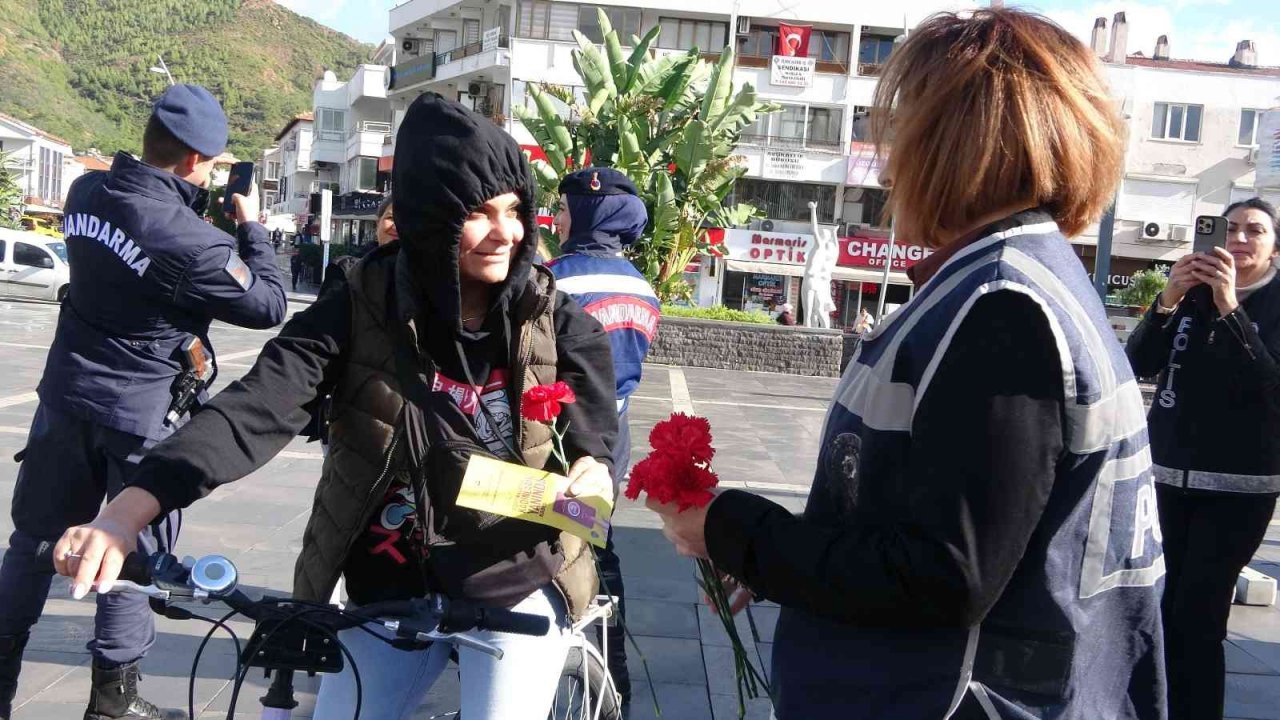 Marmaris’te "Kadına El Kalkamaz" dediler, karanfil dağıttılar