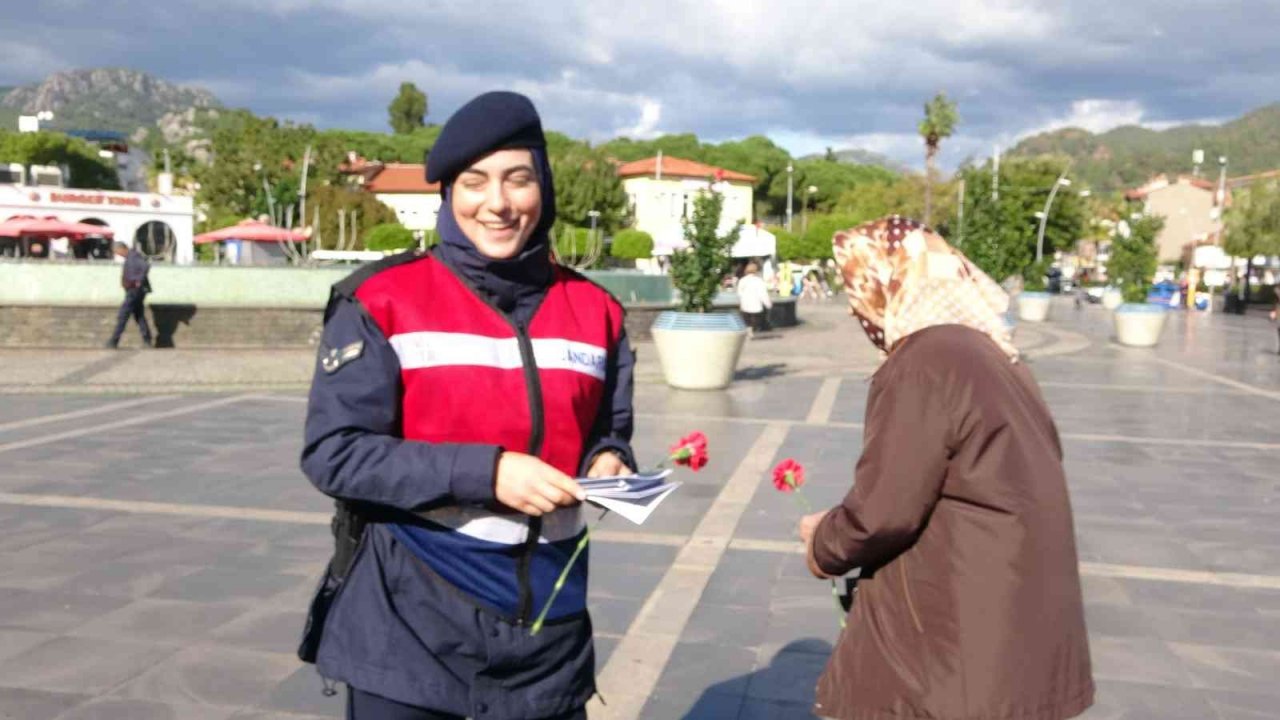 Marmaris’te "Kadına El Kalkamaz" dediler, karanfil dağıttılar