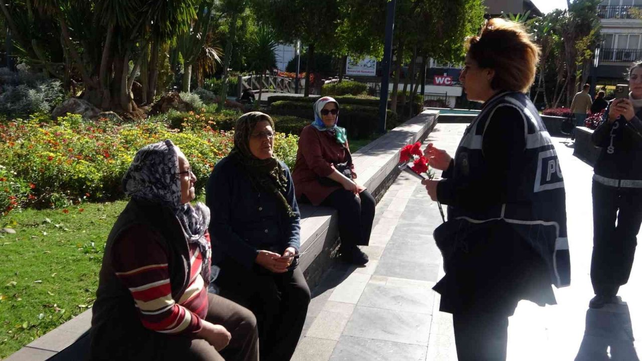 Marmaris’te "Kadına El Kalkamaz" dediler, karanfil dağıttılar