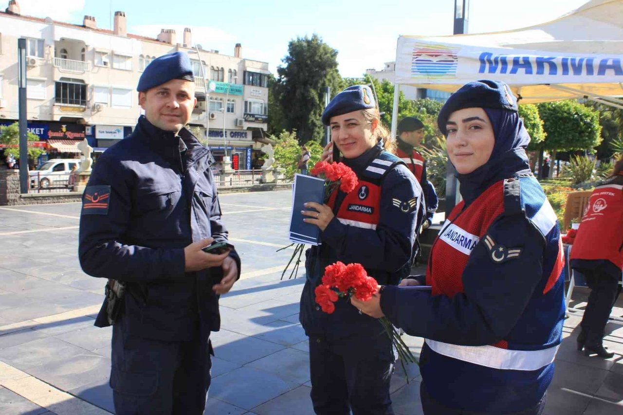 Marmaris’te "Kadına El Kalkamaz" dediler, karanfil dağıttılar