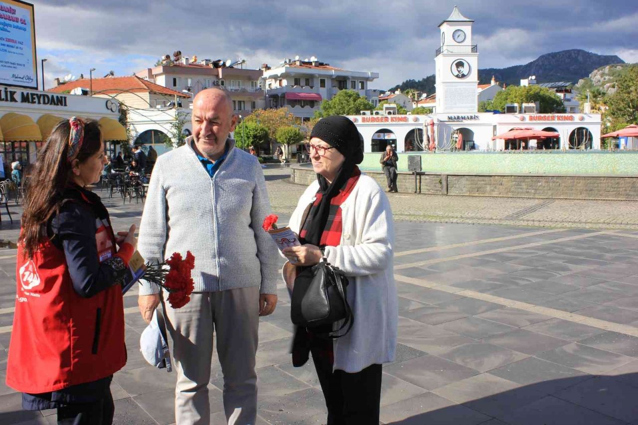 Marmaris’te "Kadına El Kalkamaz" dediler, karanfil dağıttılar