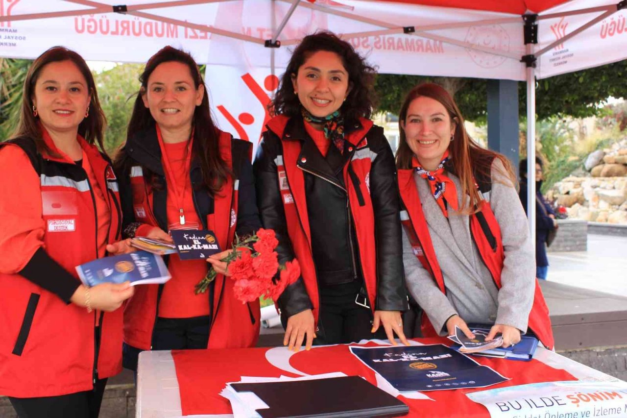 Marmaris’te "Kadına El Kalkamaz" dediler, karanfil dağıttılar