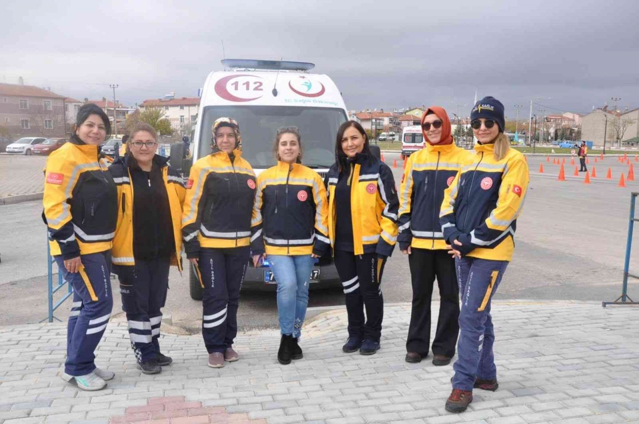 Karaman’da kadın sağlıkçılara ambulans sürüş eğitimi verildi