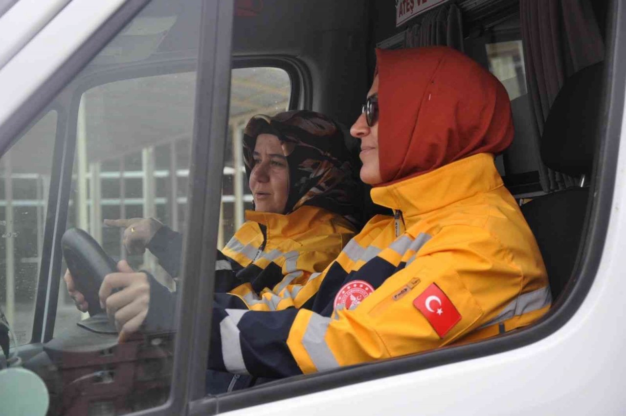 Karaman’da kadın sağlıkçılara ambulans sürüş eğitimi verildi