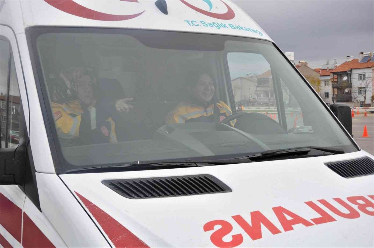 Karaman’da kadın sağlıkçılara ambulans sürüş eğitimi verildi