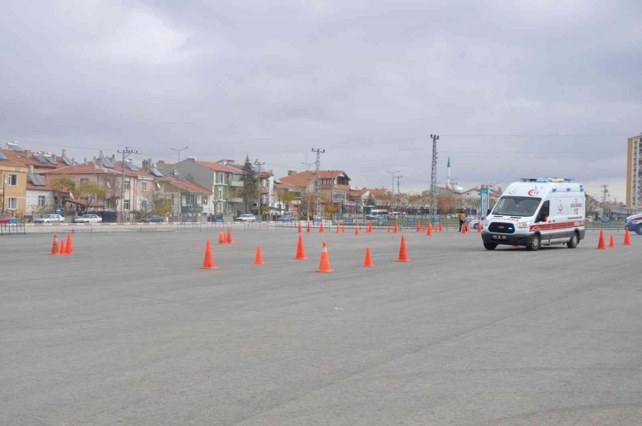 Karaman’da kadın sağlıkçılara ambulans sürüş eğitimi verildi