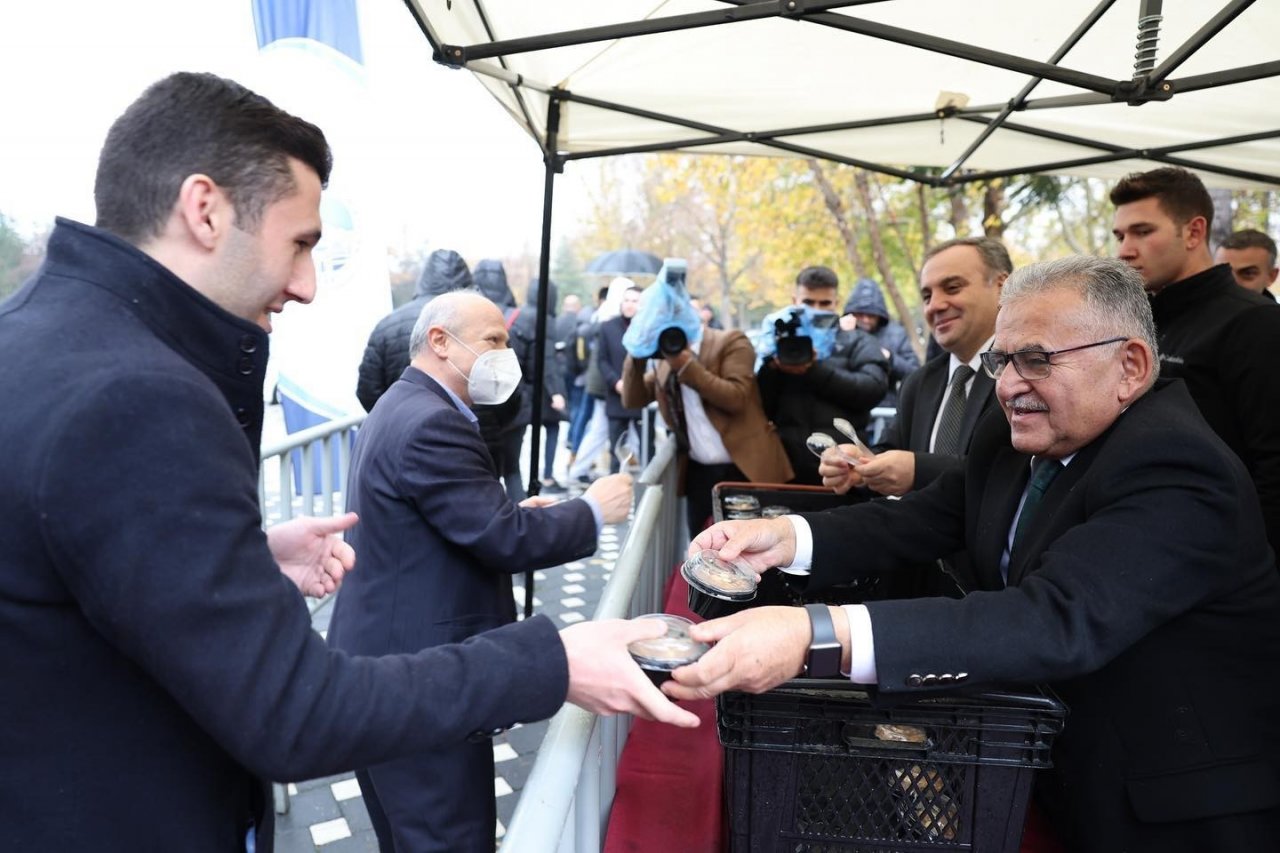 Başkan Büyükkılıç’tan ERÜ’de aşure ikramı