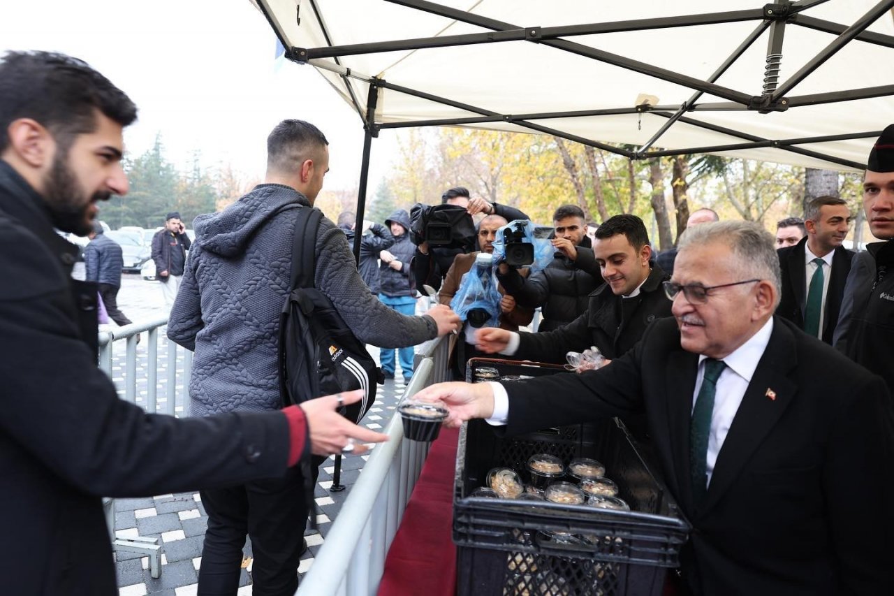 Başkan Büyükkılıç’tan ERÜ’de aşure ikramı
