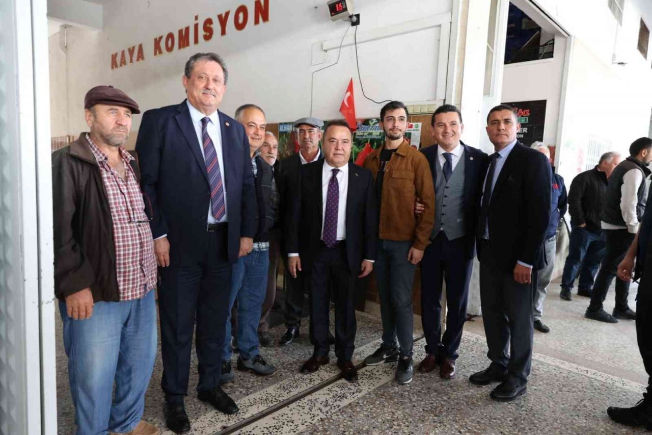 Kumluca’da toptancı halleri sezonu açtı