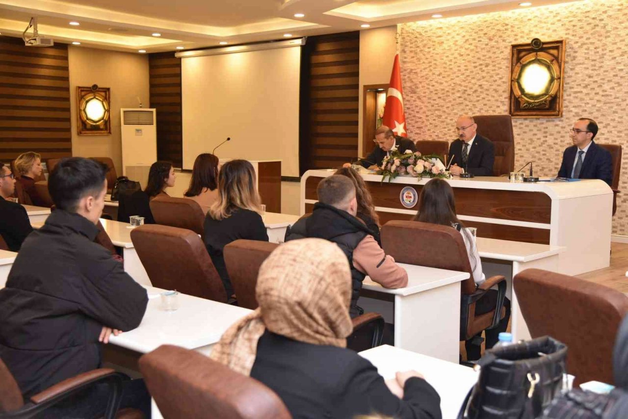 Vali Karadeniz, Manisa’da göreve yeni başlayan kamu personeliyle buluştu