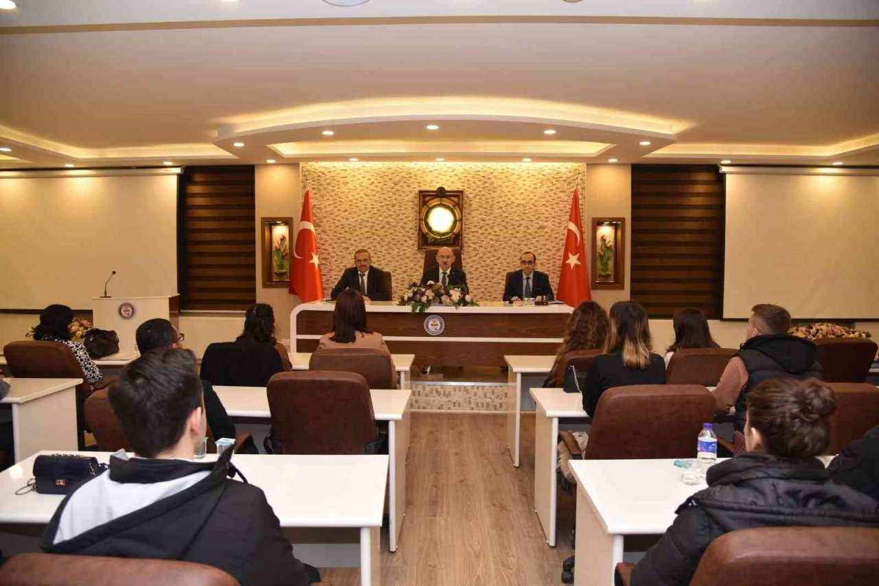 Vali Karadeniz, Manisa’da göreve yeni başlayan kamu personeliyle buluştu