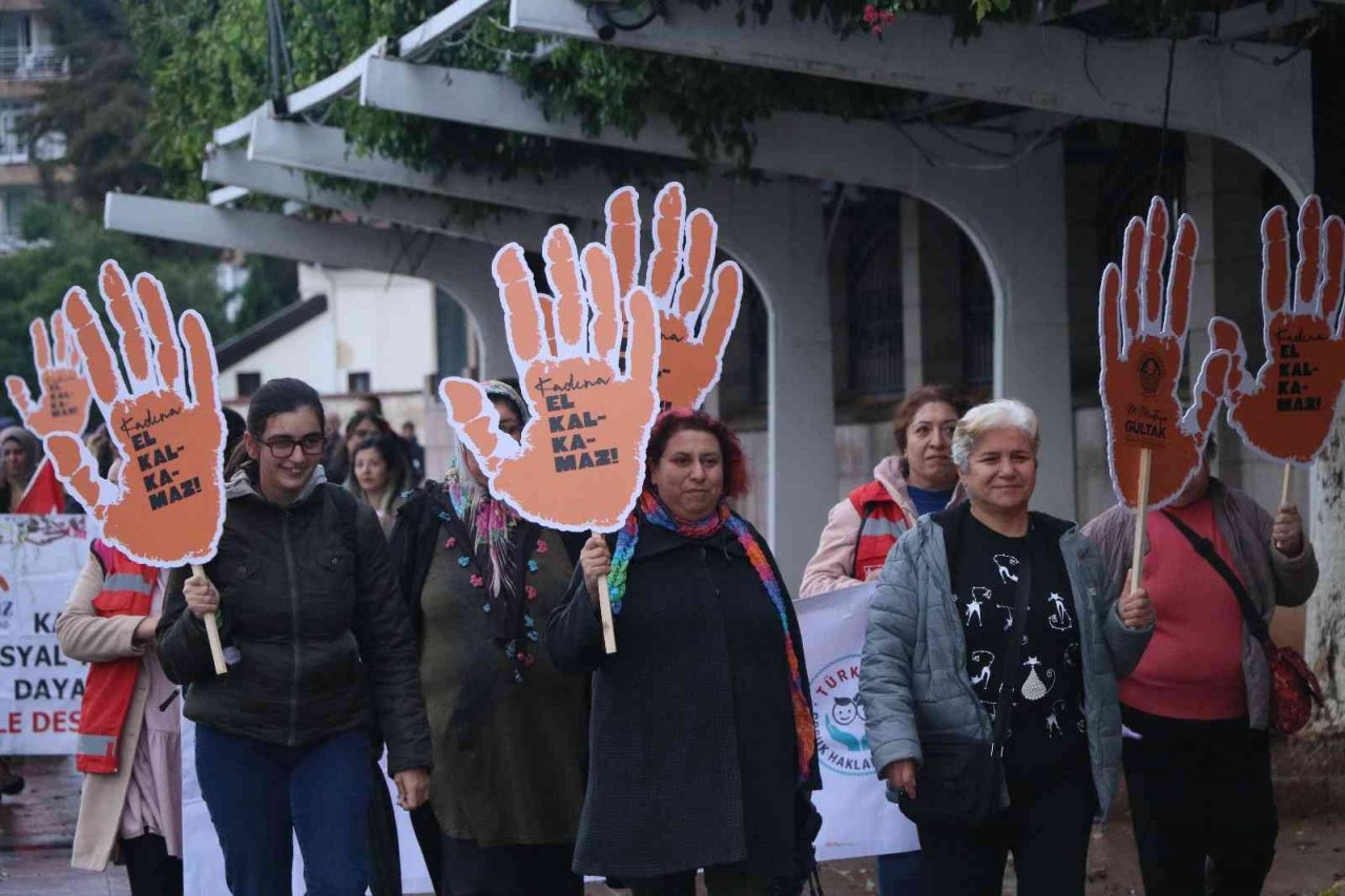 Kadına yönelik şiddete karşı yürüdüler