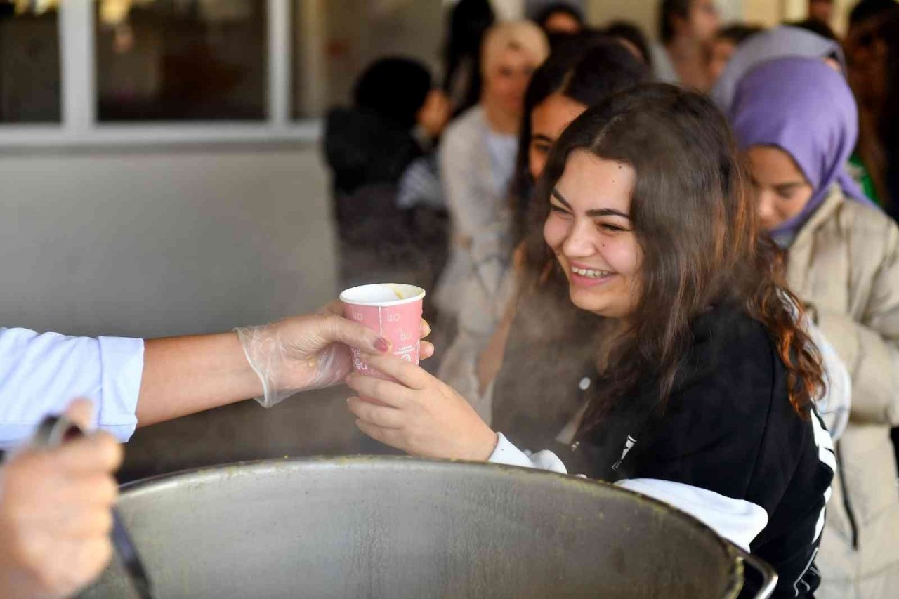 Mersin’de YKS öğrencilirine ’1 ekmek 1 çorba’ hizmeti başladı