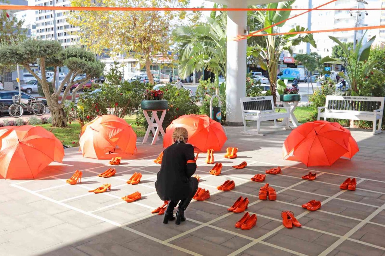 Mersin’de şiddete uğrayan kadınlar için ’Turuncu Ayakkabı’ sergisi