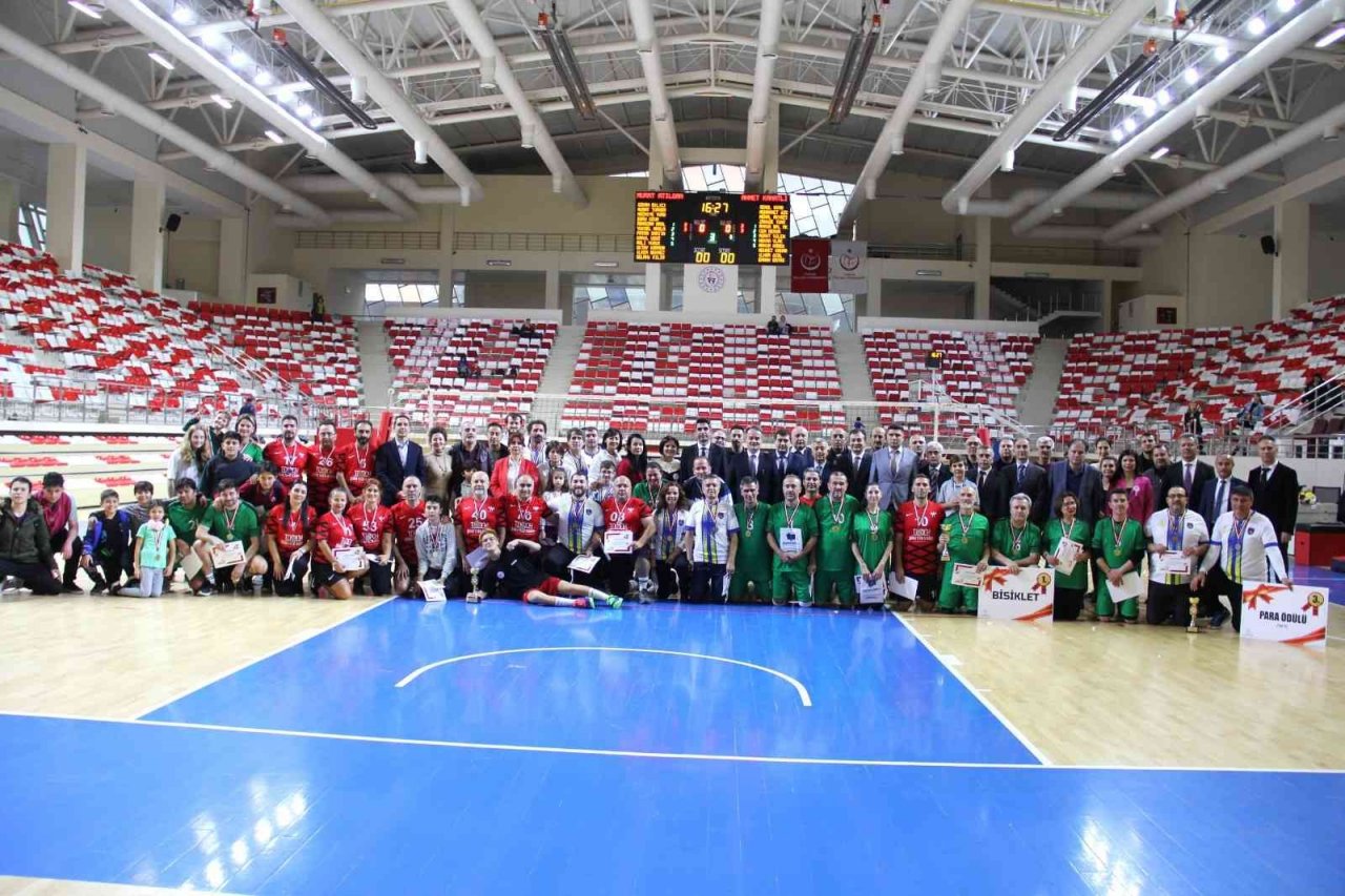 ‘Öğretmenler Günü Voleybol Turnuvası’ tamamlandı