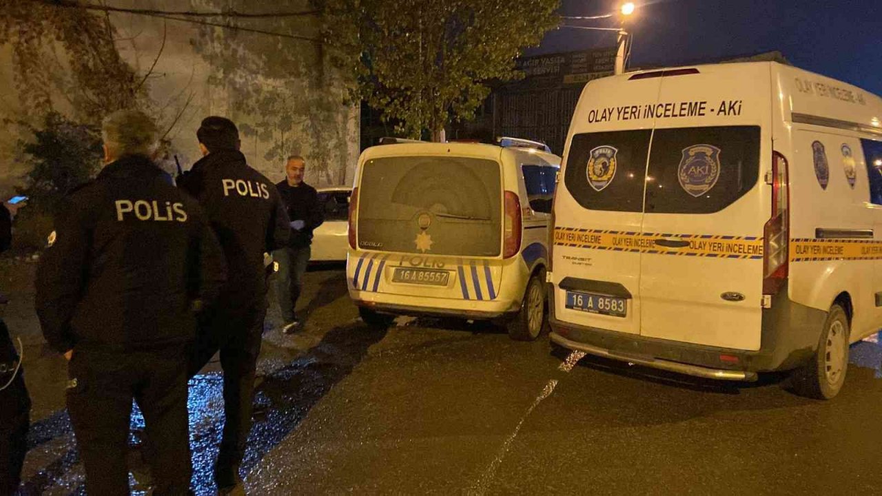 İnşaattan demir çalan hırsızlar aracı bırakıp kaçtı