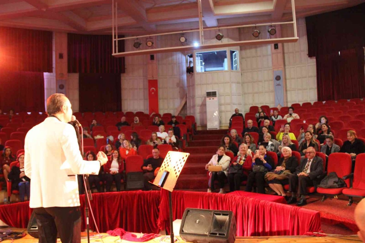 İzmir Kız Lisesinden Öğretmenler Günü konseri