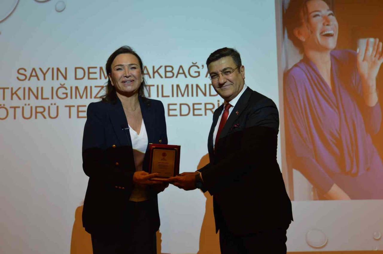 Demet Akbağ üniversite öğrencileri ile buluştu