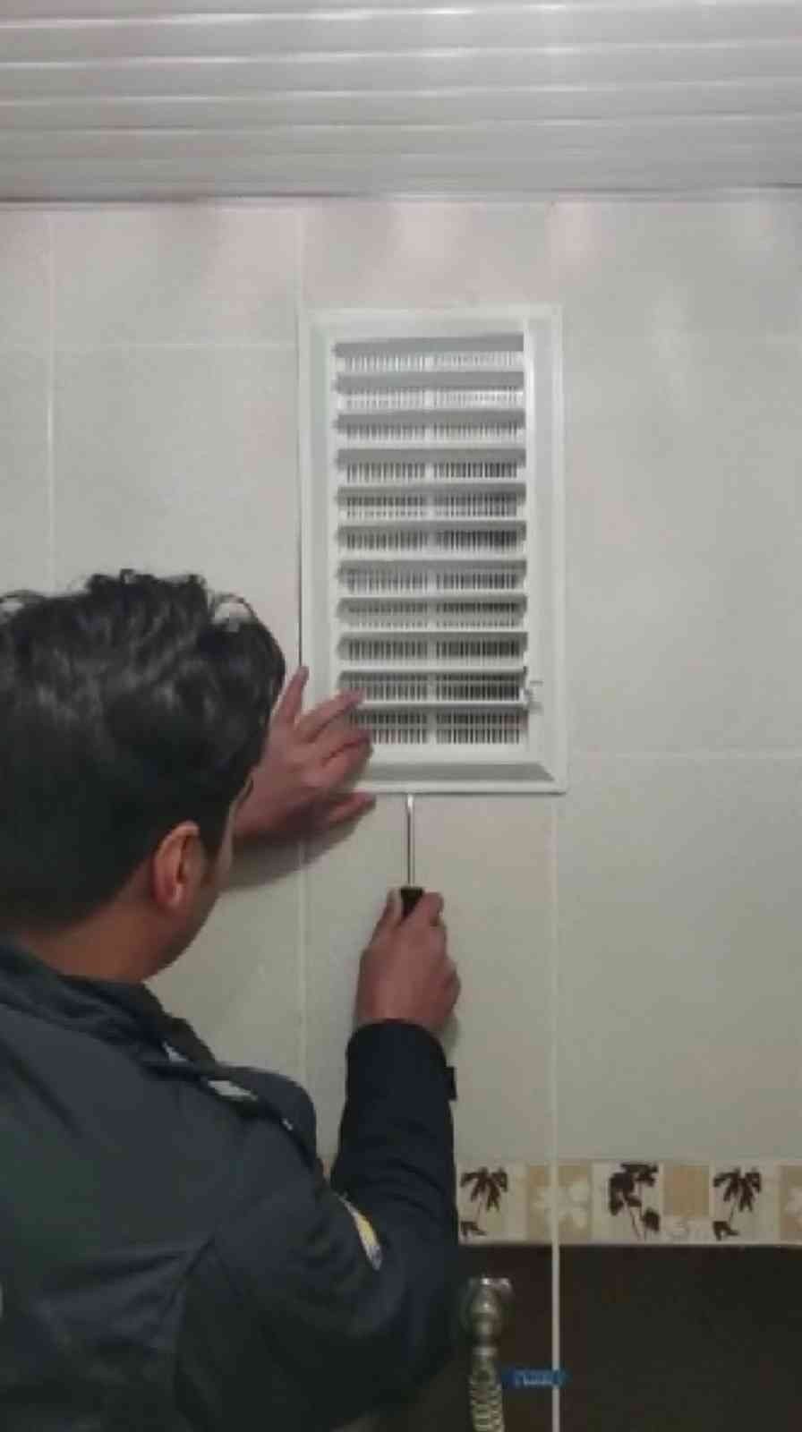 Havalandırma boşluğunda mahsur kaldı, itfaiye sayesinde özgürlüğüne kavuştu