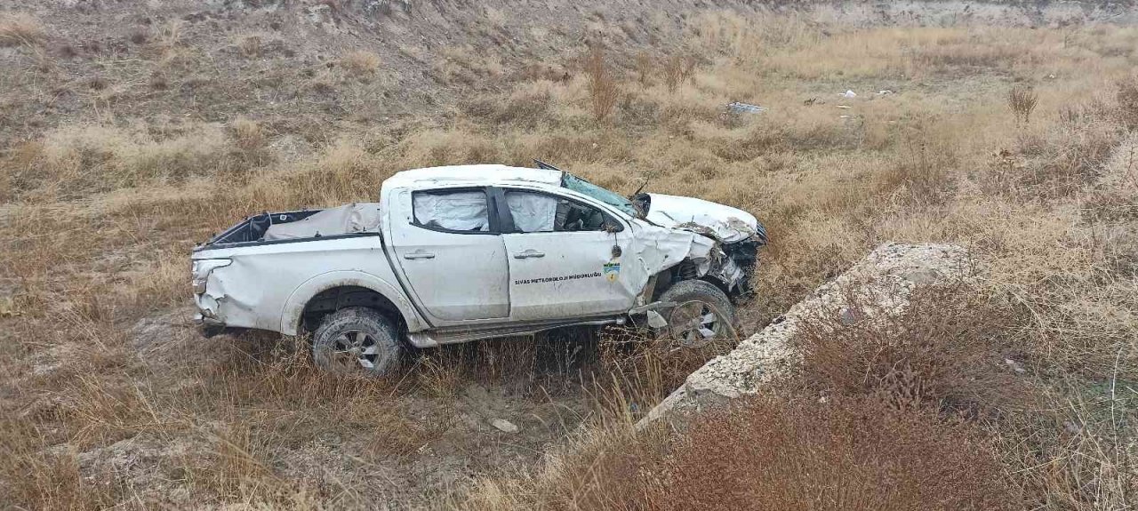 Kamyonet şarampole uçtu: 1’ağır 3 yaralı