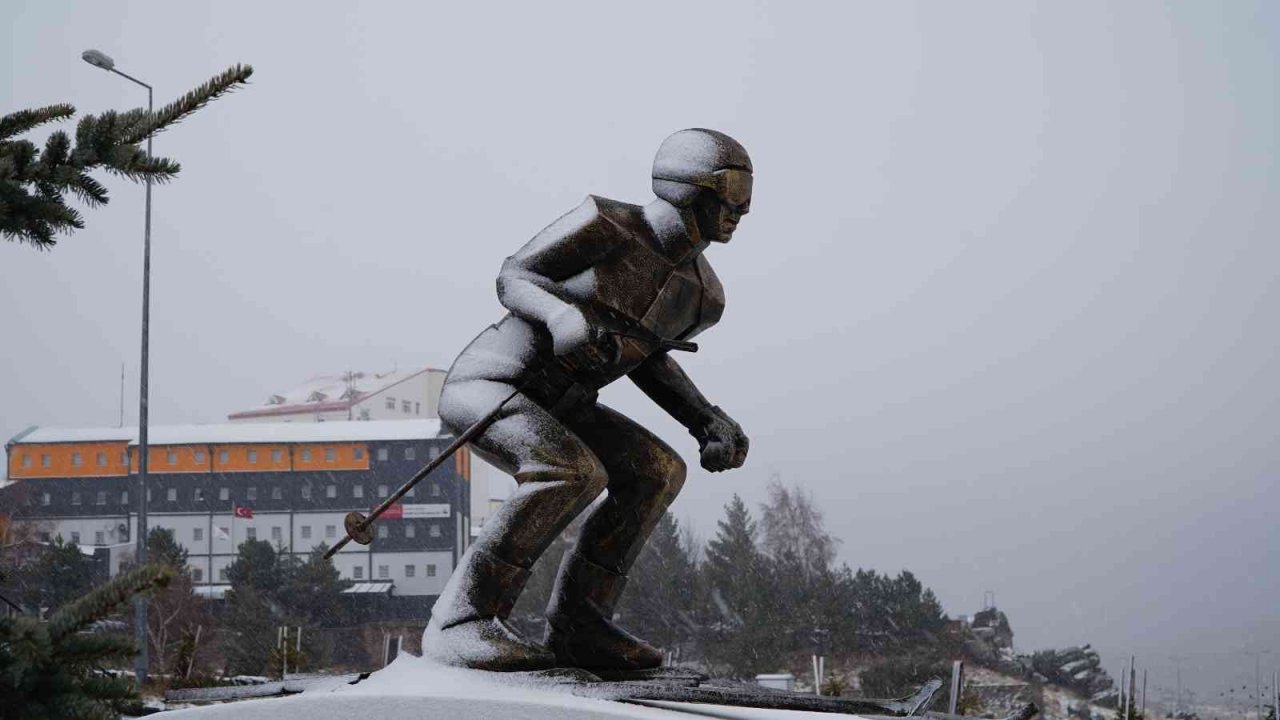 Erciyes’e lapa lapa kar yağdı