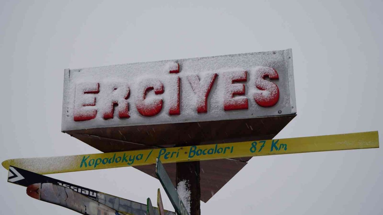 Erciyes’e lapa lapa kar yağdı