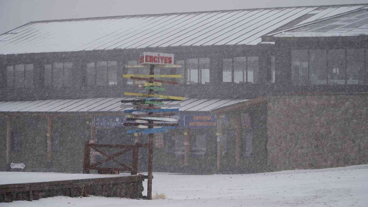 Erciyes’e lapa lapa kar yağdı