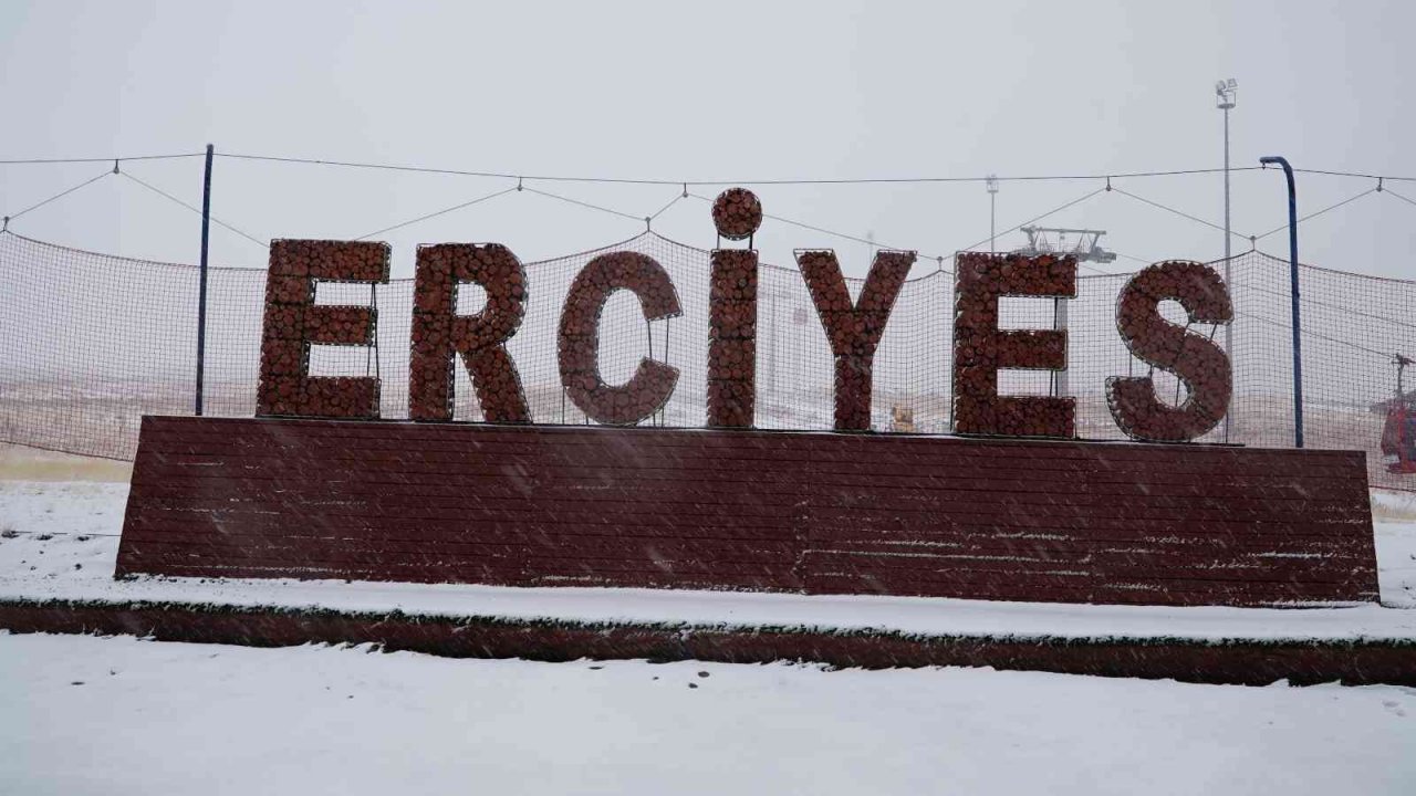 Erciyes’e lapa lapa kar yağdı