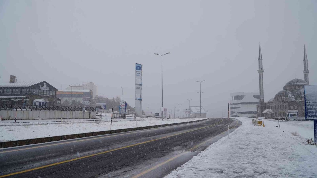 Erciyes’e lapa lapa kar yağdı