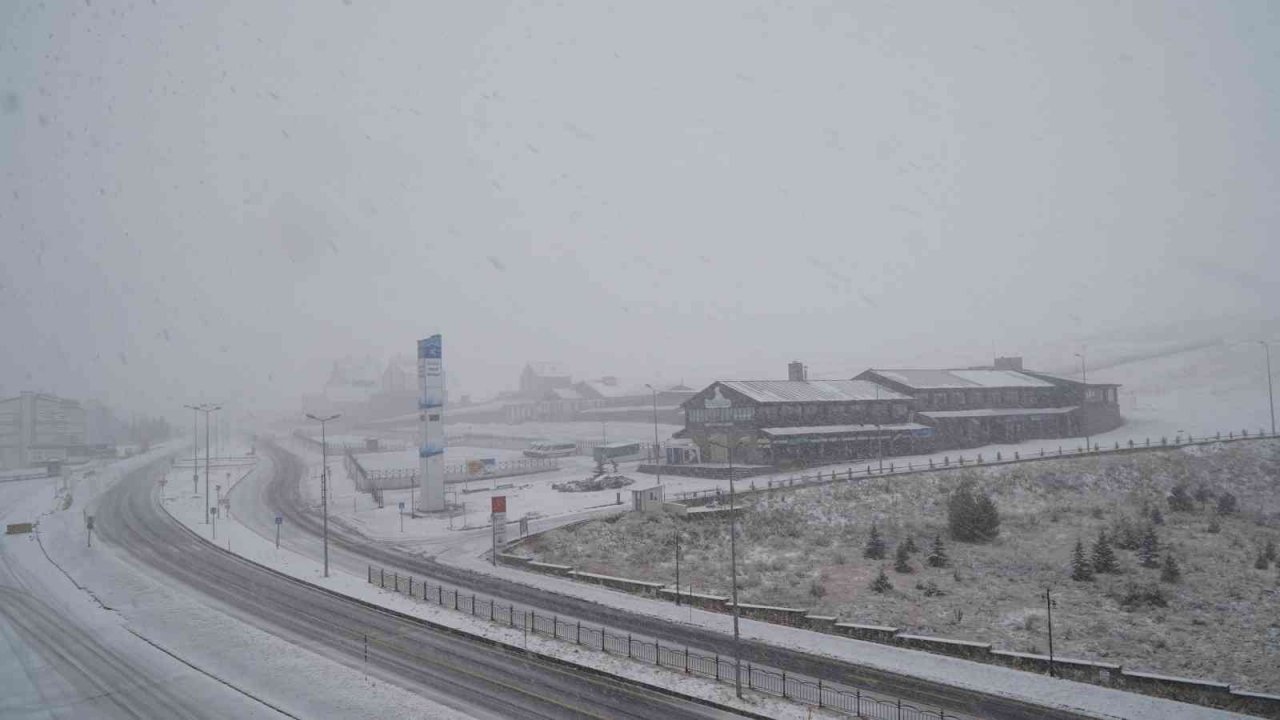 Erciyes’e lapa lapa kar yağdı