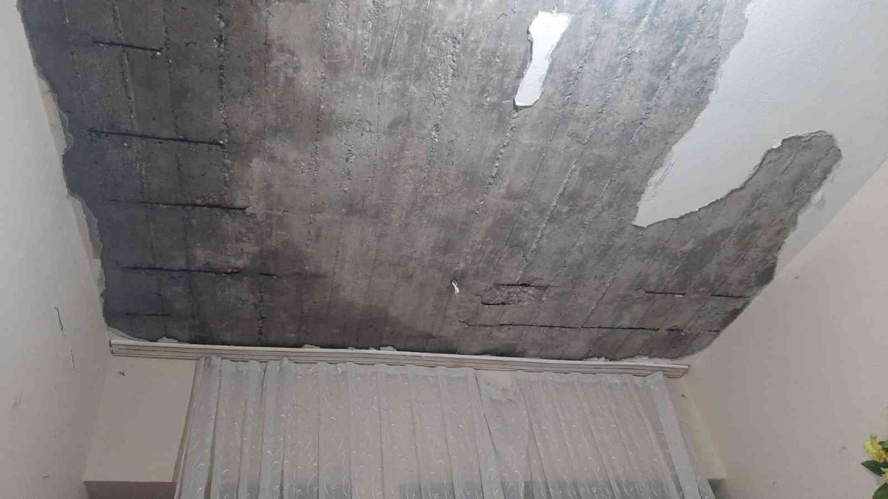 Evin iç sıvası yağışa dayanamadı