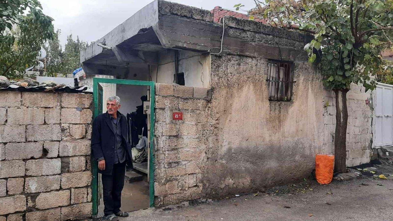 Evin iç sıvası yağışa dayanamadı