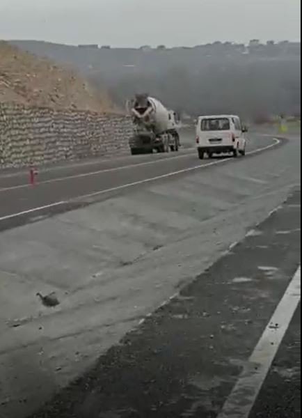 Freni boşalan beton mikserinin devrilme anı cep telefonu kamerasında