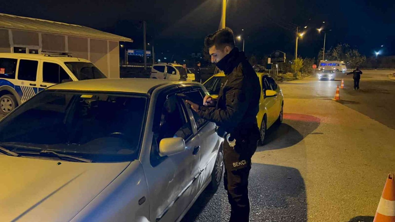 Polisten öğrenci nüfusunun fazla olduğu mahallede dron destekli denetim